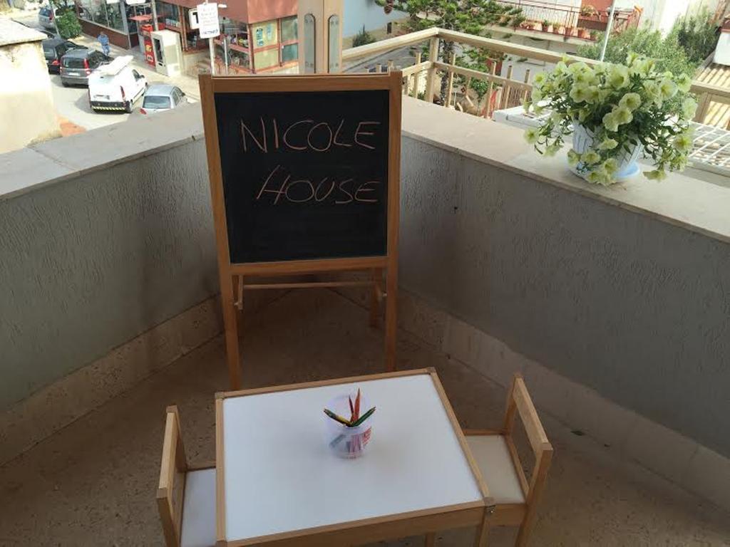 Casa Vacanze Nicole 巴莱斯特拉泰 外观 照片